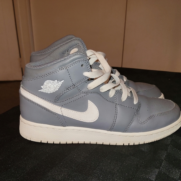 ☆☆Air Jordan 1 Mid (Cool Gray)Size US 5.5Y☆☆ - Picture 2 of 7